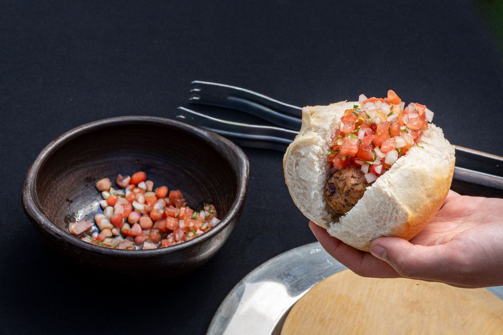 Chori con marraqueta y pebre