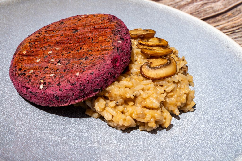 Risotto acompañado de burger de poroto negro